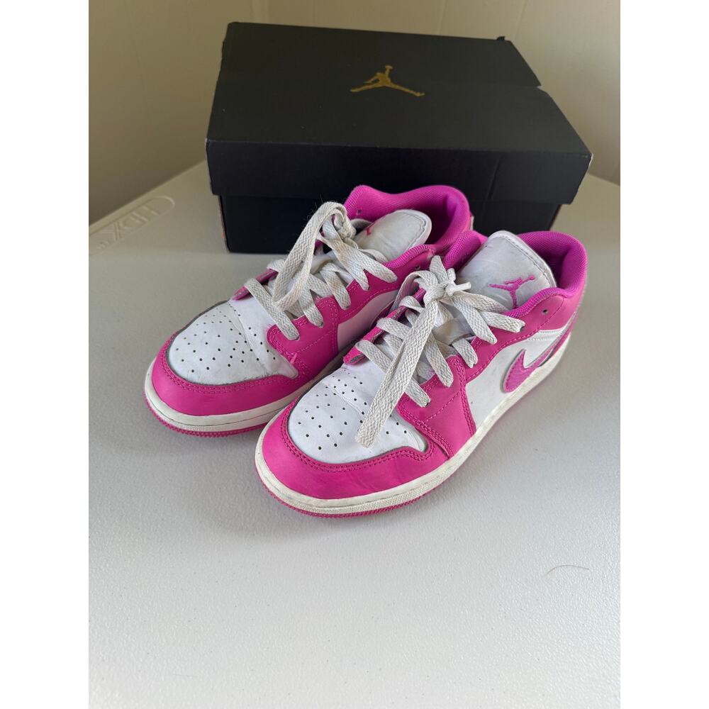 Air Jordan 1 Low (GS) "Fire Pink" size 4.5 - Picture 2 of 9